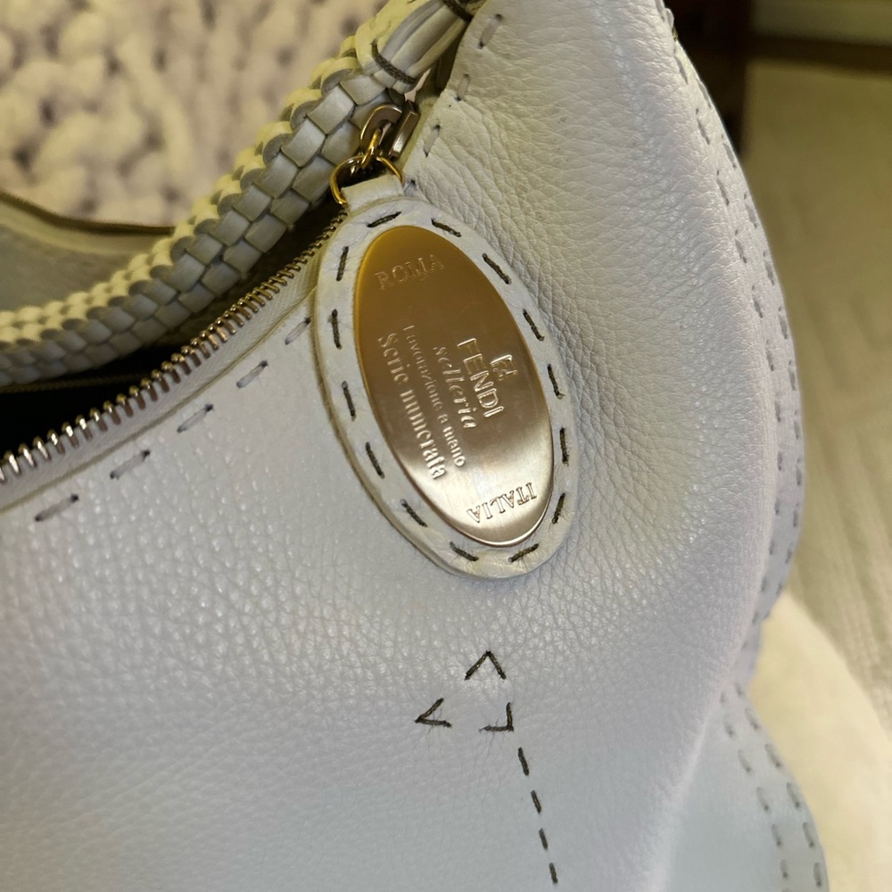 Elegant FENDI White Leather Hobo Bag - Picture 2 of 5